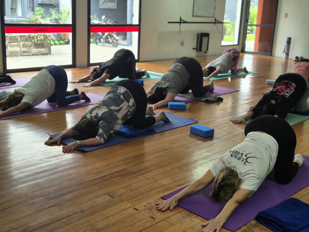 Clase de elongación y yoga en el gimnasio